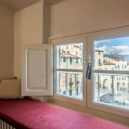 Apartment Piazza Anfiteatro- Elegant Lucca